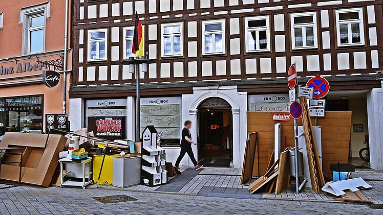 Wieder schließt ein Geschäft uin der Innenstadt, zu sehen an den vielen Gegenständen vor dem Gebäude und dem Plakat im zugeklebten Schaufenster. Mit der Frage, ob ein Mehr an Touristen die Schließung von Geschäften verhindern kann, befasste sich der Bürgerverein Coburg Stadt am Mittwochabend in der Gaststätte Henneberger Haus. Foto: Gabi Arnold
