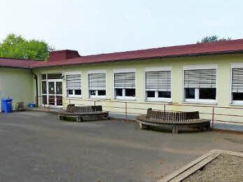 Der hintere Teil des Ludwigschorgaster Grundschulgebäudes, das im Sommer 2017 energetisch saniert werden soll.  Foto: Klaus-Peter Wulf