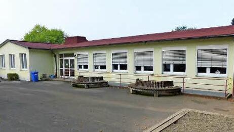 Der hintere Teil des Ludwigschorgaster Grundschulgebäudes, das im Sommer 2017 energetisch saniert werden soll.  Foto: Klaus-Peter Wulf