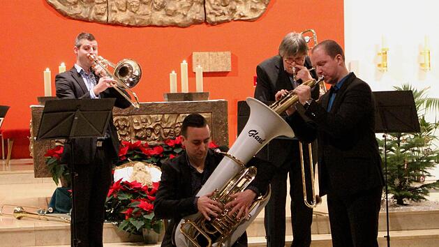 Vielseitig und kreativ zeigten sich die Vollblutmusiker auf ihren Posaunen und Instrumenten und vergr&ouml;&szlig;erten hier das Tonvolumen des Fl&uuml;gelhorns &uuml;ber den Trichter der Ba&szlig;tuba. Von links Dion Kowalski, Dominique Steins, Harry Ries und Luc Scholtes. Foto: G&uuml;nther Geiling