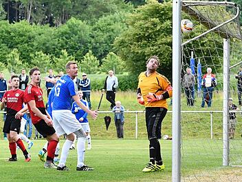 Torhüter Marc Wehrfritzkonnte nur zusehen, wie sich der Freistoß in der 87. Minute zum 1:0 für den SV Hiltpoltstein ins lange Eck senkte.  Foto: Zink