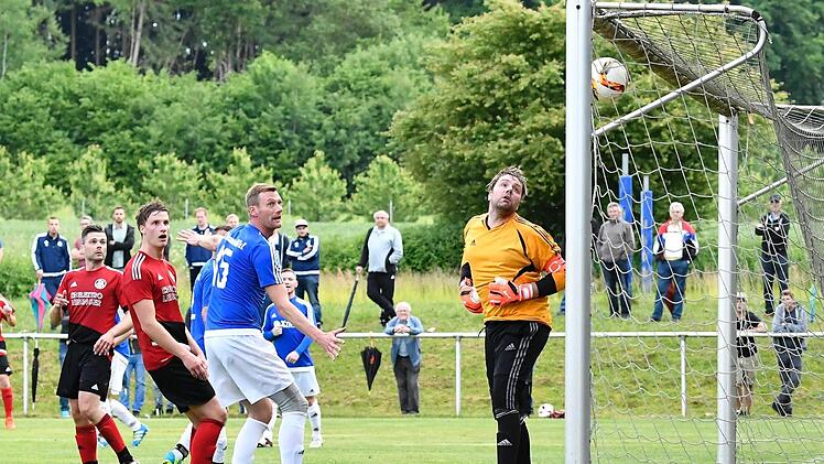 Torhüter Marc Wehrfritzkonnte nur zusehen, wie sich der Freistoß in der 87. Minute zum 1:0 für den SV Hiltpoltstein ins lange Eck senkte.  Foto: Zink