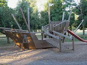 Am Gelände am Main entstand ein schöner Spielplatz. Weitere Spielplätze sollen saniert Kindergarten-Außengelände umgestaltet werden.