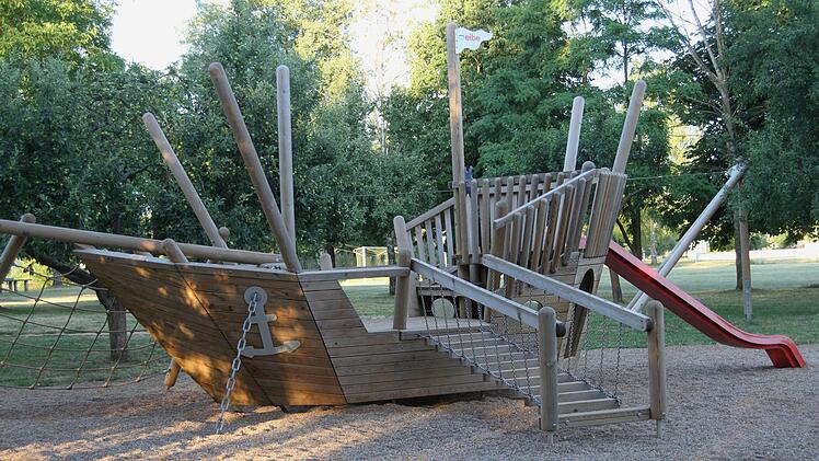 Am Gelände am Main entstand ein schöner Spielplatz. Weitere Spielplätze sollen saniert Kindergarten-Außengelände umgestaltet werden.
