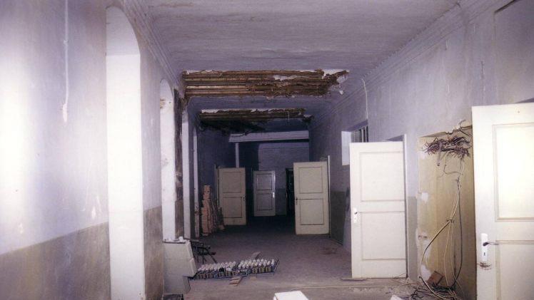 Flur im ersten Stock, Zustand vor der Sanierung, 1999