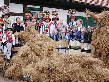 Der Winter (liegende Strohbären) wird vom Frühling, den farbenprächtigen "Fosalecken", vertrieben.  Foto: Gemeinde Effeltrich