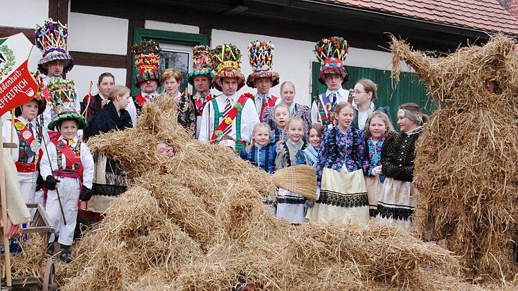 Der Winter (liegende Strohbären) wird vom Frühling, den farbenprächtigen "Fosalecken", vertrieben.  Foto: Gemeinde Effeltrich