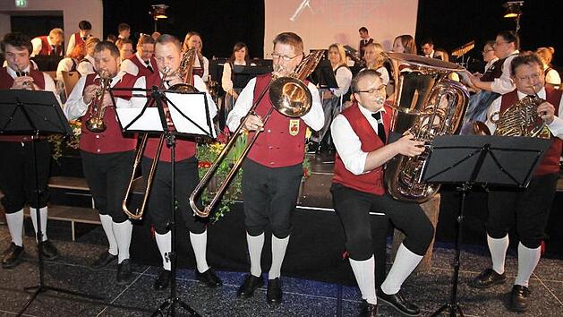 F&uuml;r ein Schmankerl sorgte das Blechensemble, das nach der Pause "Vielen Dank f&uuml;r die Blumen" spielte.