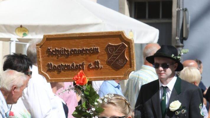 Vom Marktplatz aus machten sich die Kronacher Schützen und ihre Gäste auf den Weg zur Hofwiese. Foto: Barbara Herbst