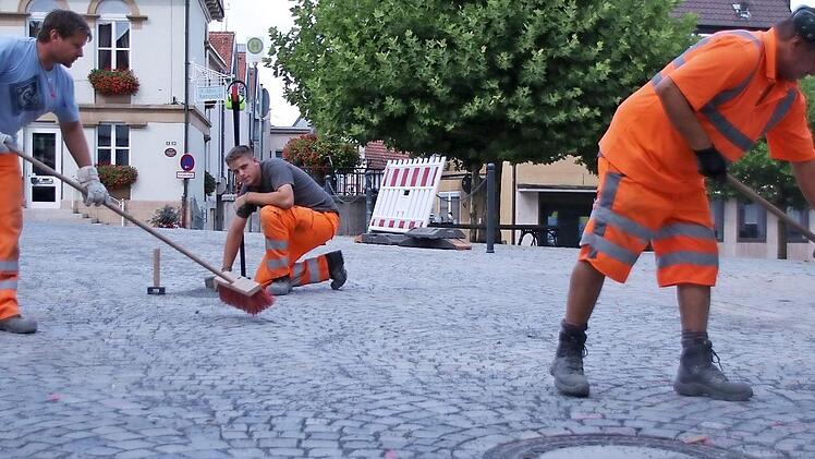 Am Freitag war die Straßenmeisterei mit dem ersten Abschnitt fertig. Seit Montag ist die Durchfahrt wieder gesperrt.  Foto: Christoph Wiedemann