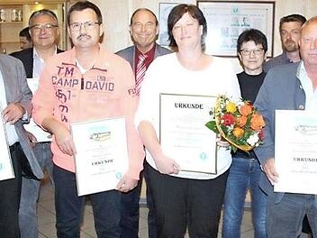 Von links: Reinhold Reuss (40 Jahre SCK), G&uuml;nter Benoit (60), Harald F&ouml;rtsch (50), Klaus Lang (50), Hans-Dieter Ru&szlig;, Ehrenmitglied Martina F&ouml;rner, Heidrun Zink (40), Ehrenamtsbeauftragter Manuel Aum&uuml;ller, Georg Schmitt (50), Erste Vorsitzende Heike Br&auml;uer  Foto: gefa