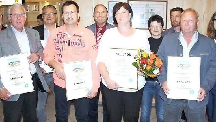 Von links: Reinhold Reuss (40 Jahre SCK), G&uuml;nter Benoit (60), Harald F&ouml;rtsch (50), Klaus Lang (50), Hans-Dieter Ru&szlig;, Ehrenmitglied Martina F&ouml;rner, Heidrun Zink (40), Ehrenamtsbeauftragter Manuel Aum&uuml;ller, Georg Schmitt (50), Erste Vorsitzende Heike Br&auml;uer  Foto: gefa