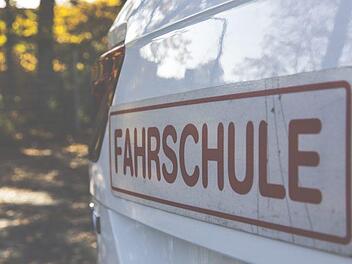T&ouml;dliche Fahrstunde im Neckar-Odenwald-Kreis: Bei Buchen im Norden von Baden-W&uuml;rttemberg ist ein 15-j&auml;hriger Fahrsch&uuml;ler w&auml;hrend einer Unterrichtsstunde verstorben. Symbolfoto: markusspiske/pixabay.com