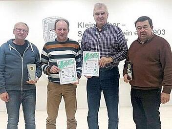 Von links: Pokalsieger Dieter Schüler, Bestschütze Thomas Lang (beide Freihand), Obmann Wolfgang Bergmann mit Urkunde für Walter Raab (nicht anwesend), Pokalsieger und Vorsitzender des KK-SV Förtschendorf Harald Scherbel (beide Aufgelegt) Foto: K.- H. Hofmann