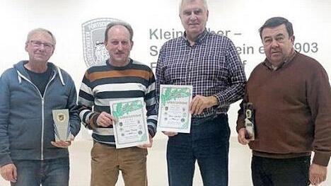 Von links: Pokalsieger Dieter Schüler, Bestschütze Thomas Lang (beide Freihand), Obmann Wolfgang Bergmann mit Urkunde für Walter Raab (nicht anwesend), Pokalsieger und Vorsitzender des KK-SV Förtschendorf Harald Scherbel (beide Aufgelegt) Foto: K.- H. Hofmann