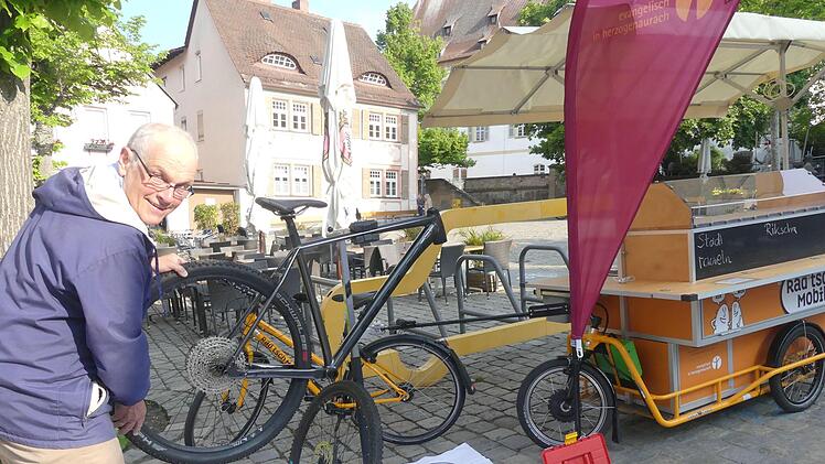 Bernd Laska mit dem Fahrradrahmen f&uuml;r das Konfi-Projekt