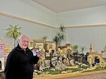 Georg Haas zeigt gern seine Krippe, zu der auch bunte Gebäude gehören. Fotos: Roppelt