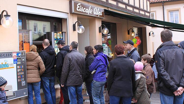 Erste Warteschlangen vor der Eisdiele.