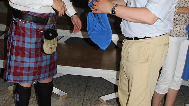 T-Shirts aus Forfar gab's für Schulleiter Schmidt ...