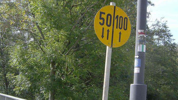 Die Schilder stehen immer an Brücken. Foto: Petra Malbrich