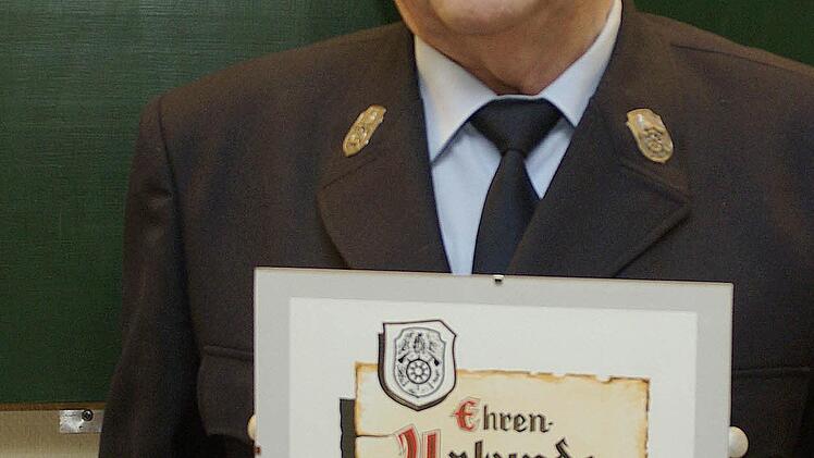 Herbert Schmelz - seit 60 Jahren in der Feuerwehr - wurde zum Ehrenmitglied ernannt. Foto: Winfried Ehling