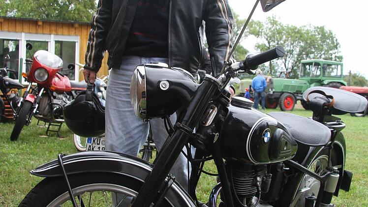 Mit 18 Jahren hat Eberhard Soziaghi den Einser-Führerschein gemacht, doch niemals ein Motorrad besessen: Jetzt hat er sich den Traum erfüllt mit der alten BMW, Baujahr 1955. Foto: Sonja Adam