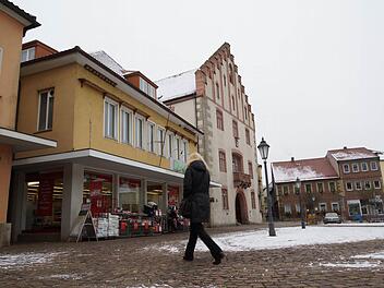 Das Ladengebäude steht in prominenter Lage direkt am Marktplatz neben dem Rathaus. Foto: Arkadius Guzy