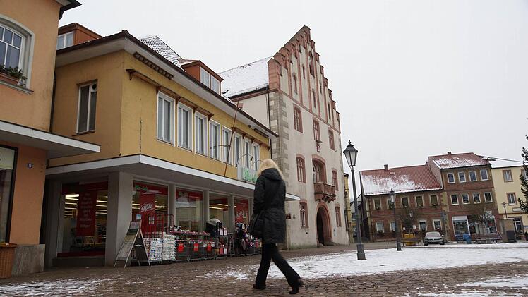 Das Ladengebäude steht in prominenter Lage direkt am Marktplatz neben dem Rathaus. Foto: Arkadius Guzy