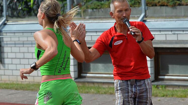 Willi Wahl (rechts) moderierte den Aurachtallauf gewohnt kurzweilig, forderte die Läufer aber auch auf, genug zu trinken.  Foto: Picturdreams