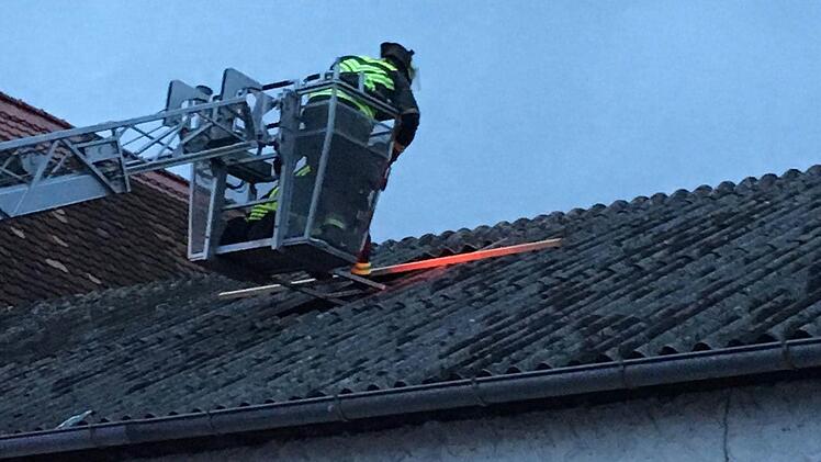 In Adelsdorf mussten Feuerwehrleute eine Dachplatte auf einer Scheune sichern. Foto: Andreas Dorsch