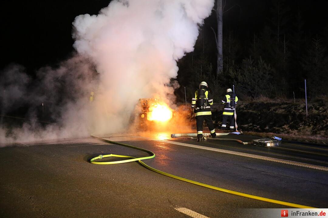 Pkw geht auf der A9 in Flammen auf