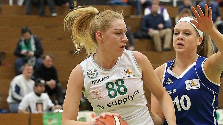 Die Bambergerin Branka Lukovic (links) lässt sich von der Weiterstadterin Kylee Ann Smith nicht beeindrucken. Fotos: sportpress