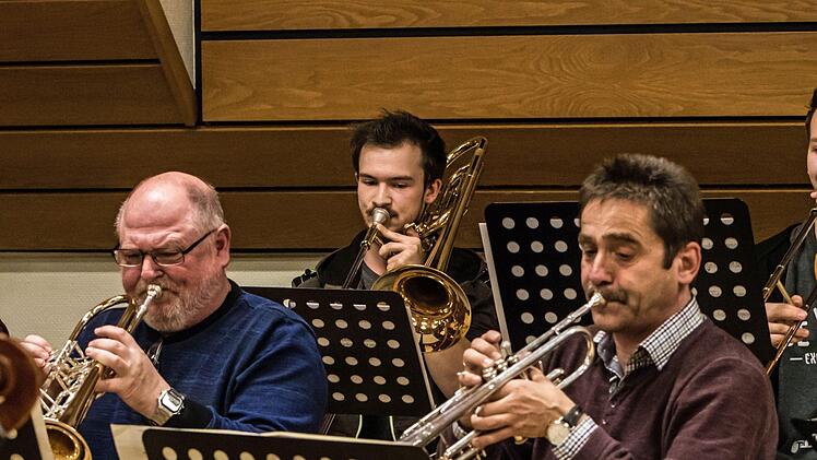 Mit dem Orchester der Musikfreunde Neustadt und der Solistin Hanna Pyrozhkova probt Hans Stähli das Cellokonzert von Jacques Offenbach.Foto: Jochen Berger