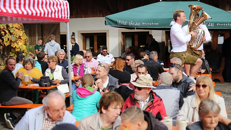 Stimmung mit den "Blechhulza" beim Nikl-Bräu Foto: Franz Galster