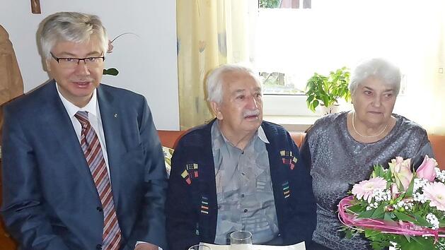 B&uuml;rgermeister R&uuml;diger Gerst gratuliert dem Jubelpaar. Foto: p