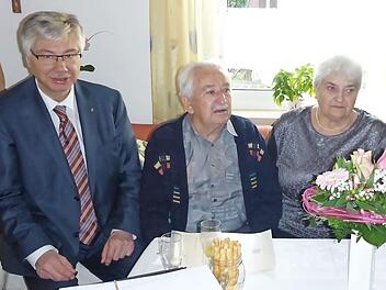 Bürgermeister Rüdiger Gerst gratuliert dem Jubelpaar. Foto: p