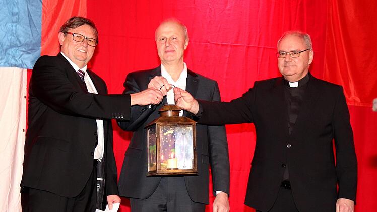 Die Pfarrer Fritz Schäfer (l.) und Kilian Kemmer (r.) übergaben das Friedenslicht an Bürgermeister Gerald Brehm.     Foto: Johanna Blum