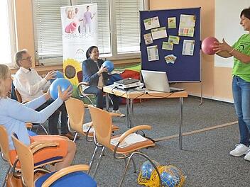 Ein wichtiges Element zur Krebsvorbeugung, aber auch zur Therapie ist Bewegung. Daher ist die Sportgruppe eine besondere Einrichtung des Vereins GgK mit Trainerin Birgit Schmitt (rechts). Sie wird auch beim Darmkrebstag wieder Anregungen geben unter dem Motto "Freude, Rhythmus, Kraft". Mit im Bild ist Martina Stauch (sitzend rechts). Foto: K.- H. Hofmann