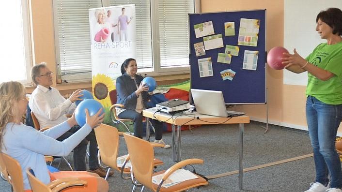 Ein wichtiges Element zur Krebsvorbeugung, aber auch zur Therapie ist Bewegung. Daher ist die Sportgruppe eine besondere Einrichtung des Vereins GgK mit Trainerin Birgit Schmitt (rechts). Sie wird auch beim Darmkrebstag wieder Anregungen geben unter dem Motto "Freude, Rhythmus, Kraft". Mit im Bild ist Martina Stauch (sitzend rechts). Foto: K.- H. Hofmann