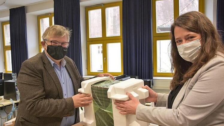 Pünktlich zum Start ins Frühjahr-/Sommersemester sind 13 neue Computer bei der vhs Bad Neustadt und Rhön-Saale gelandet. Die gerade jetzt sehr wichtigen Medien für die Bildungsarbeit packen der Leiter Kai Uwe Tapken und die Vorsitzende des vhs-Vereins, Petra Bieber,aus. Anmeldungen für die neuen Kurse sind ab sofort möglich.  Foto: Tonya Schulz