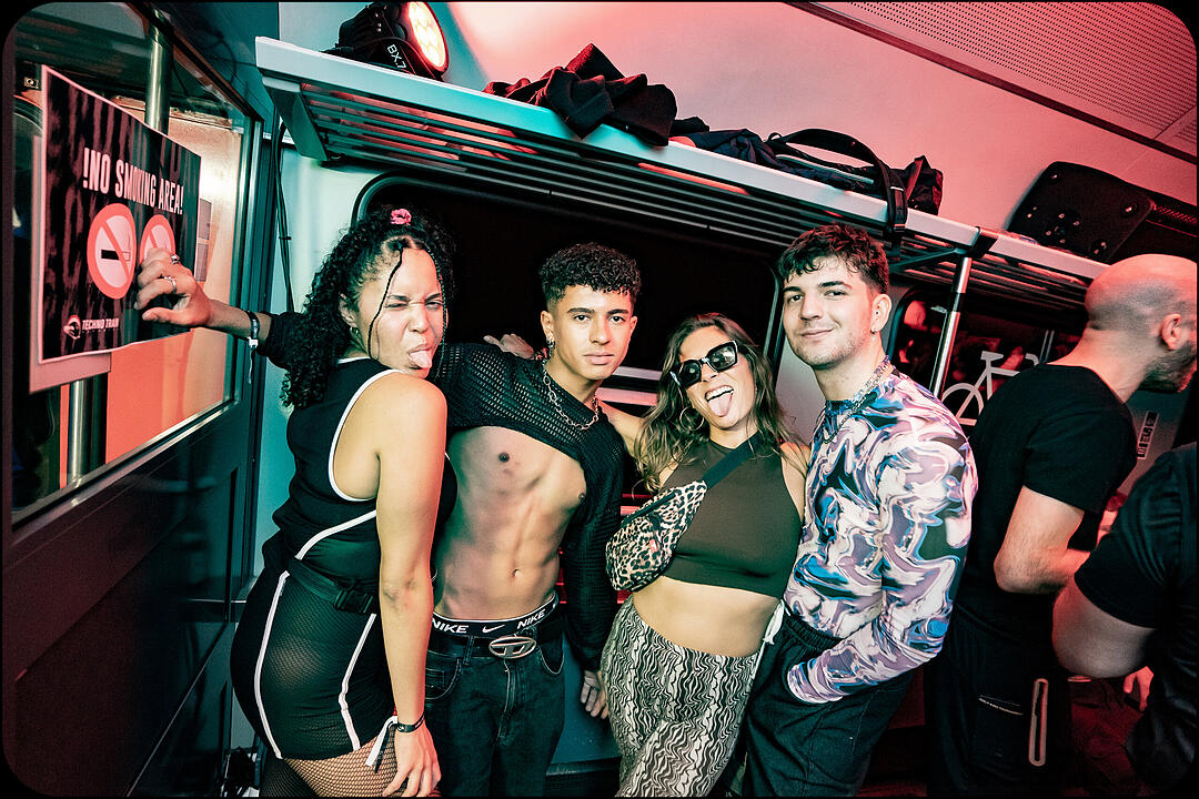 Hard Techno und Trance in drei verschiedenen Party-Waggons!