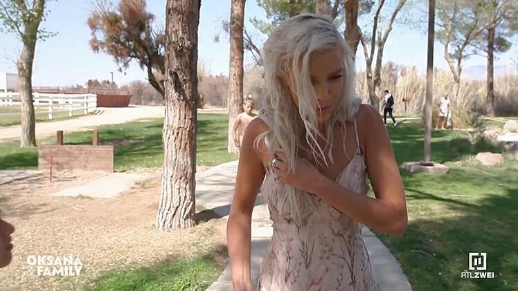 Beim Dreh des Musikvideo geht Oksanas Frisur unfreiwillig baden. Sie ist sichtlich bedient!