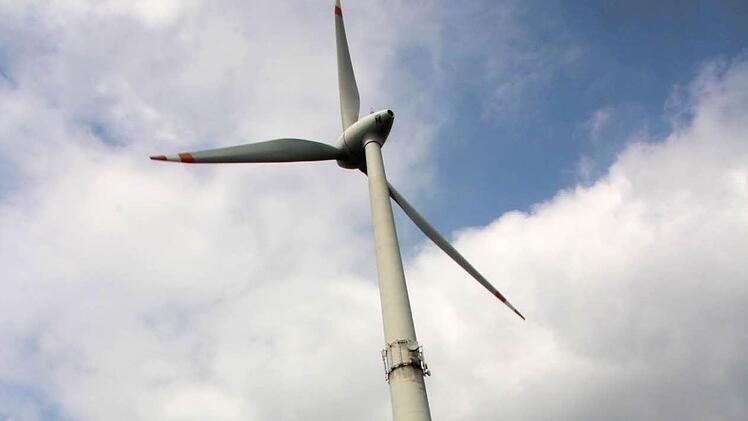 Kasberg: Windenergie gegen  Tourismus: Aus meiner Sicht schließt sich das überhaupt nicht aus: der Naturschutz und die Windenergie. Ganz im Gegenteil. Wenn wir unsere Energie erneuerbar produzieren, dann schützen  wir das Klima und damit die Landschaft. Ich kann  nicht nachvollziehen, warum es aus ästhetischen Gründen  so eine Ablehnung  gibt. Ich finde sie schön. Auf Berggipfeln müssen sie nicht stehen.   Aber Energiewende heißt auch, dass vor Ort solche Windkraftwerke  sichtbar sind. Tausen...