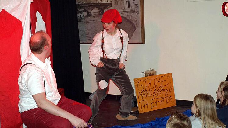 Alexander Voss als "zierliche gute Fee" redet Pinocchio (Karolin Trübenbach) ins Gewissen.