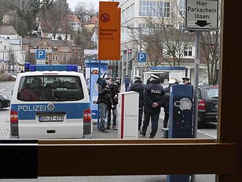 Die Bundespolizei ist nach den Randalen einer Gruppe Jugendlicher mit einem verstärkten Aufgebot auf dem Bahnhofsgelände präsent. Die Beamten waren gestern gefragte Gesprächspartner der Medien. Foto: Jochen Nützel