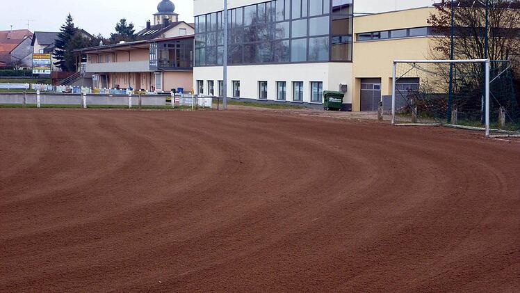 Frisch abgezogen sieht der Sandplatz im Sander Seestadion recht ordentlich aus. Doch bei Regen- und Matschwetter ist er von Pfützen übersät. Foto: Beuerlein