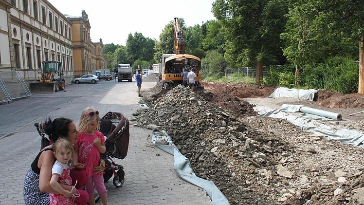 Links ein Bagger, rechts ein Bagger. Auf der Baustelle des künftigen Behördenzentrums gibt es immer etwas zu sehen, stellen Christina Scheit, Luana und Kyra fest.