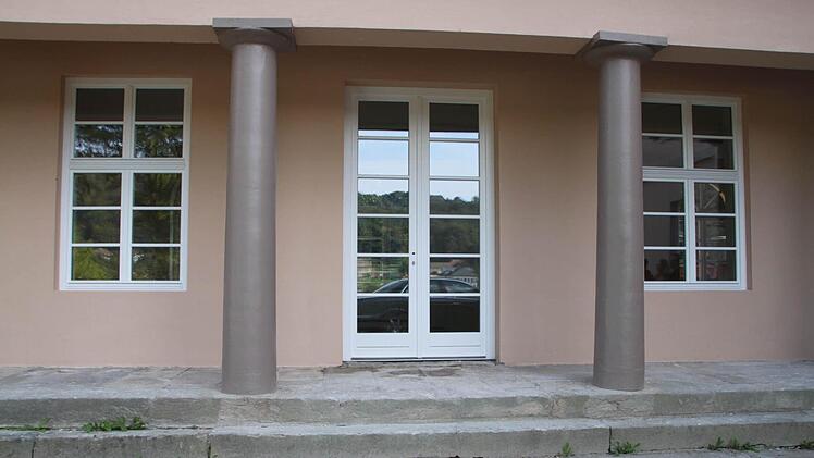 Die erste Veränderung ist schon von außen sichtbar: Der Seitentrakt hat zwei Fenster und eine Tür bekommen.