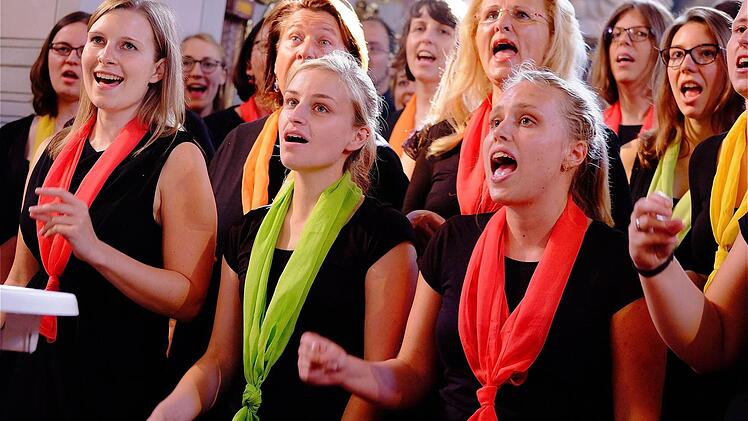 Der Chor "New Future" beim Benefizkonzert in der sulzthaler Kirche. Foto: Gerd Schaarsulzthaler
