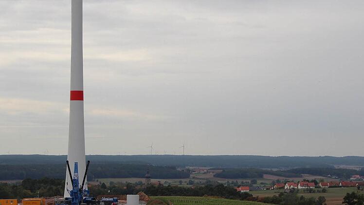 Die Energiewende bekommt auch in der Landschaft bei Lonnerstadt ein Gesicht. Foto: Andreas Dorsch